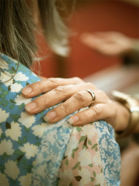 Hand auf Schulter